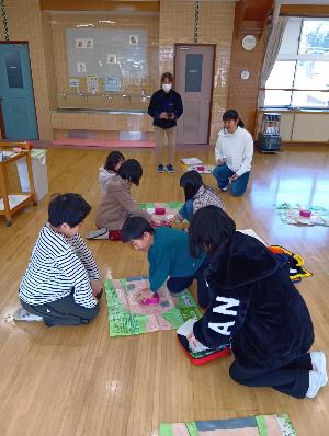 母子小学校の生徒さんが心肺蘇生法を受講している様子です