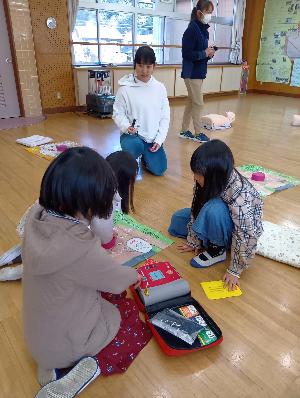 母子小学校の生徒さんが心肺蘇生法を受講している様子です。