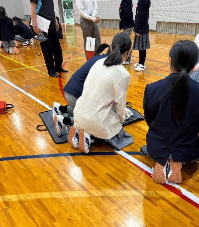 長坂中学校の生徒さんが心肺蘇生法を実施している様子です。