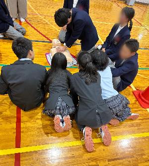 長坂中学校の生徒さんが心肺蘇生法を実施している様子です。