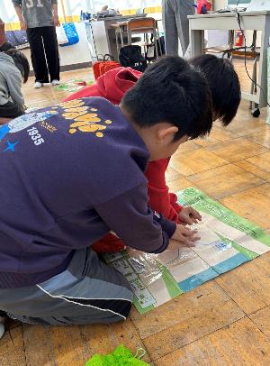 志手原小学校の生徒さんが心肺蘇生法を受講している様子です。