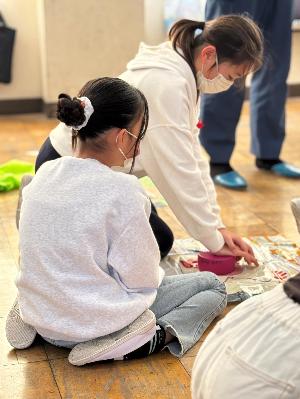 志手原小学校の生徒さんが心肺蘇生法を受講している様子です。