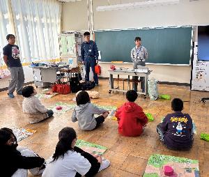 志手原小学校の生徒さんが心肺蘇生法を受講している様子です。