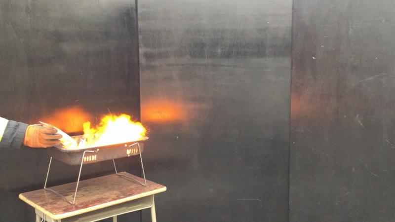 銀色の壁に囲まれた焚き火台の中で、火が燃え盛っている写真