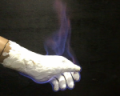 白い手の先に火がついて燃えている写真