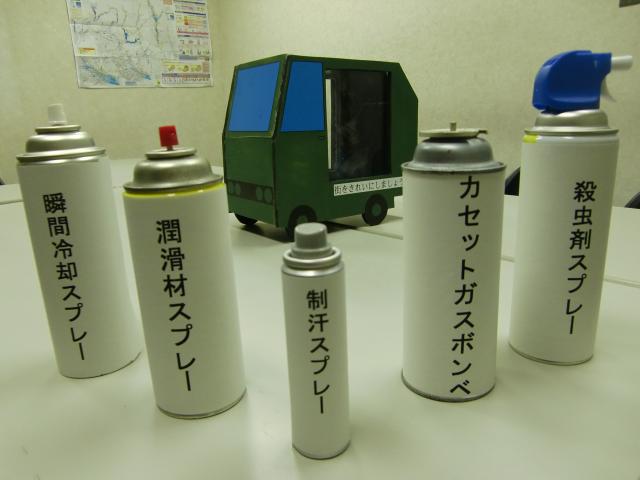 左から、瞬間冷却スプレー、潤滑剤スプレー、制汗スプレー、カセットガスボンベ、殺虫剤スプレーのボトルが並んでいる写真
