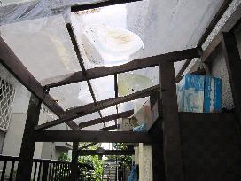 ビニール屋根の一部が凹み、水が溜まっている様子の写真