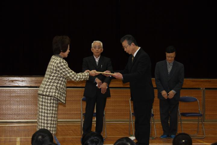 吉田教育委員から志手原校区老人クラブ連絡協議会へ感謝状を贈呈している写真