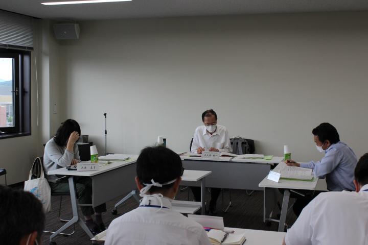 着席しマスク着用のもと行われている令和2年度点検評価委員会の実施の様子の写真