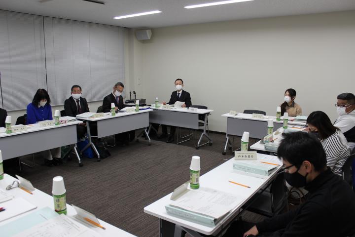 机を並べ、資料や筆記用具が用意され、着席して行われている三田市教育振興基本計画検討委員会の様子の写真