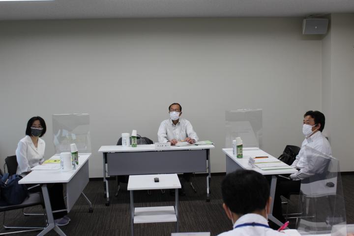 マスクとセパレータの活用のもと行われている三田市教育委員会点検・評価委員会の様子の写真
