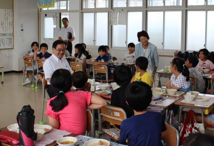 子供たちと一緒に給食を食べる森市長の写真