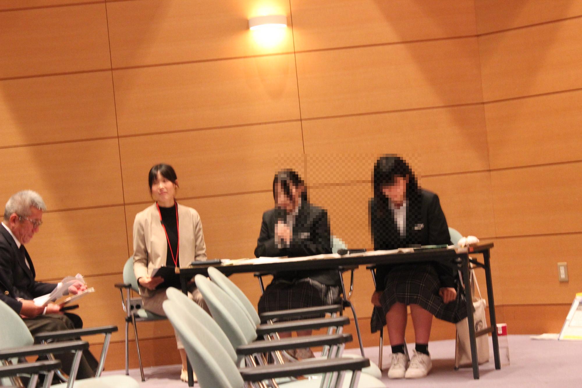 司会者県立有馬高等学校ESS部員2名の写真