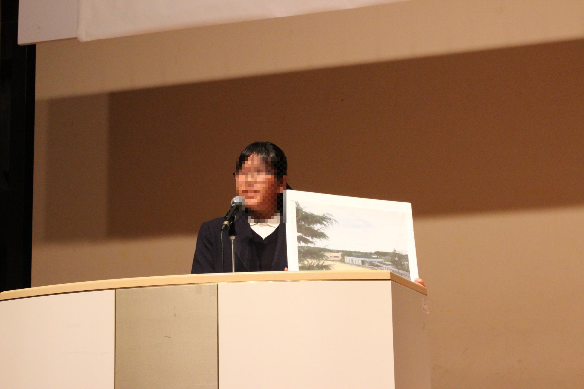 校区の良さを写真で伝える発表者