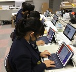 中学生が授業でiPadを使用している写真