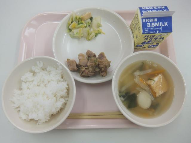 市政記念日の給食で出されたご飯・三田ポークの角煮・おひたし・いも団子汁の写真