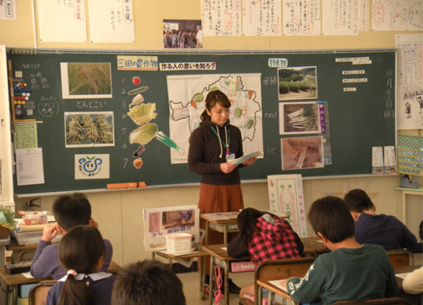 小学生が三田の農作物について授業で学んでいる写真