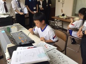 む