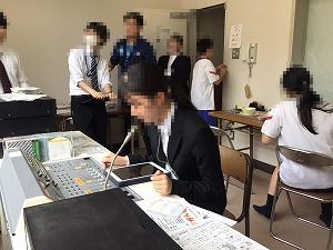 む
