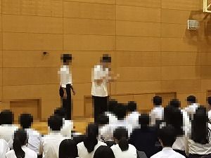 む