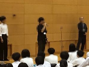 す