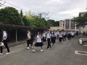 む