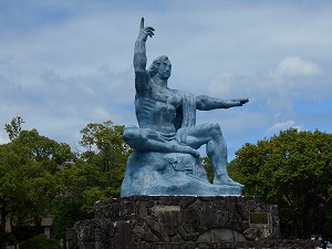 む