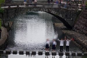す