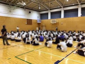 す