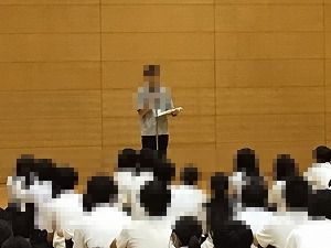 す