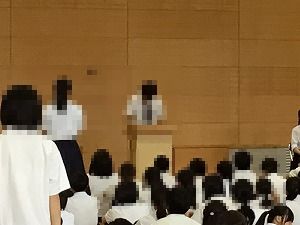 す