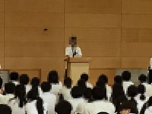 す