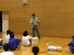 む