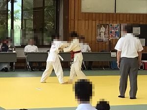 す