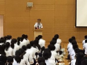 む