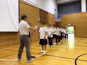 す