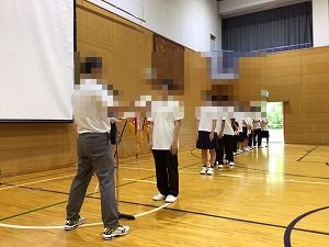 む