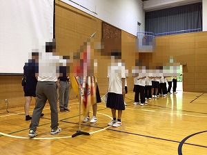 む