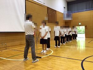 す