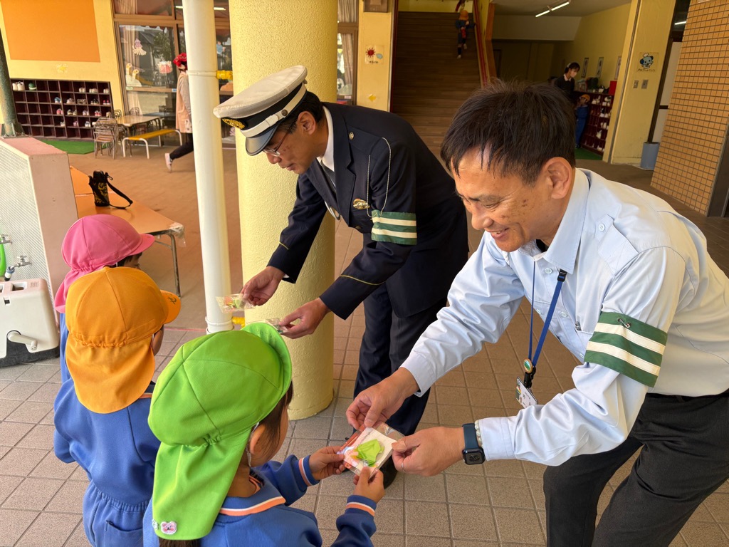 ぶじかえる ふじ幼稚園贈呈