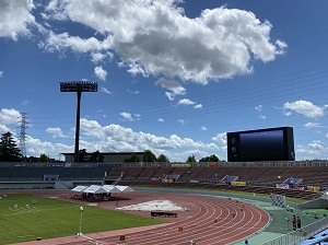 観客席付の競技場と大きな電光掲示板が設置されている競技場の写真