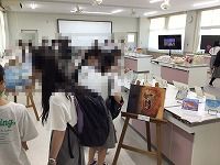 び