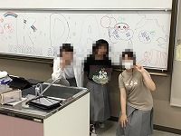 び