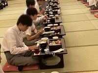 生徒たちが同じ方向を向いて食事をしている様子の写真