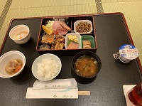 ご飯に味噌汁、納豆などの和食が並ぶ朝食の写真