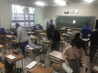 教室で複数の生徒が作業を終え片づけをしている写真