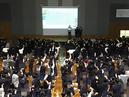 先生クイズのようす