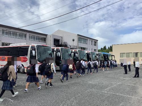 3年生修学旅行～バスに乗車して出発です。
