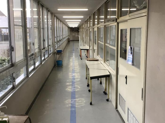 3年2組から生徒玄関へ