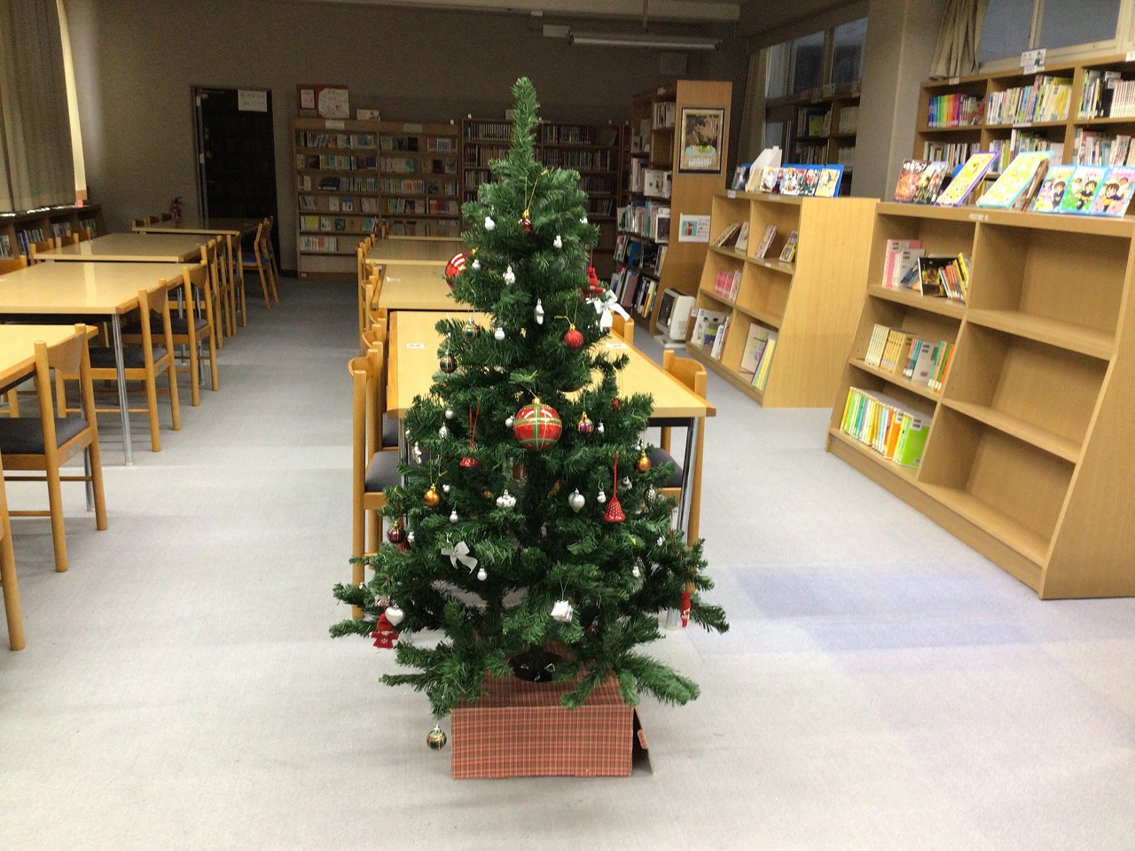 図書ボランティアさんのクリスマスツリー